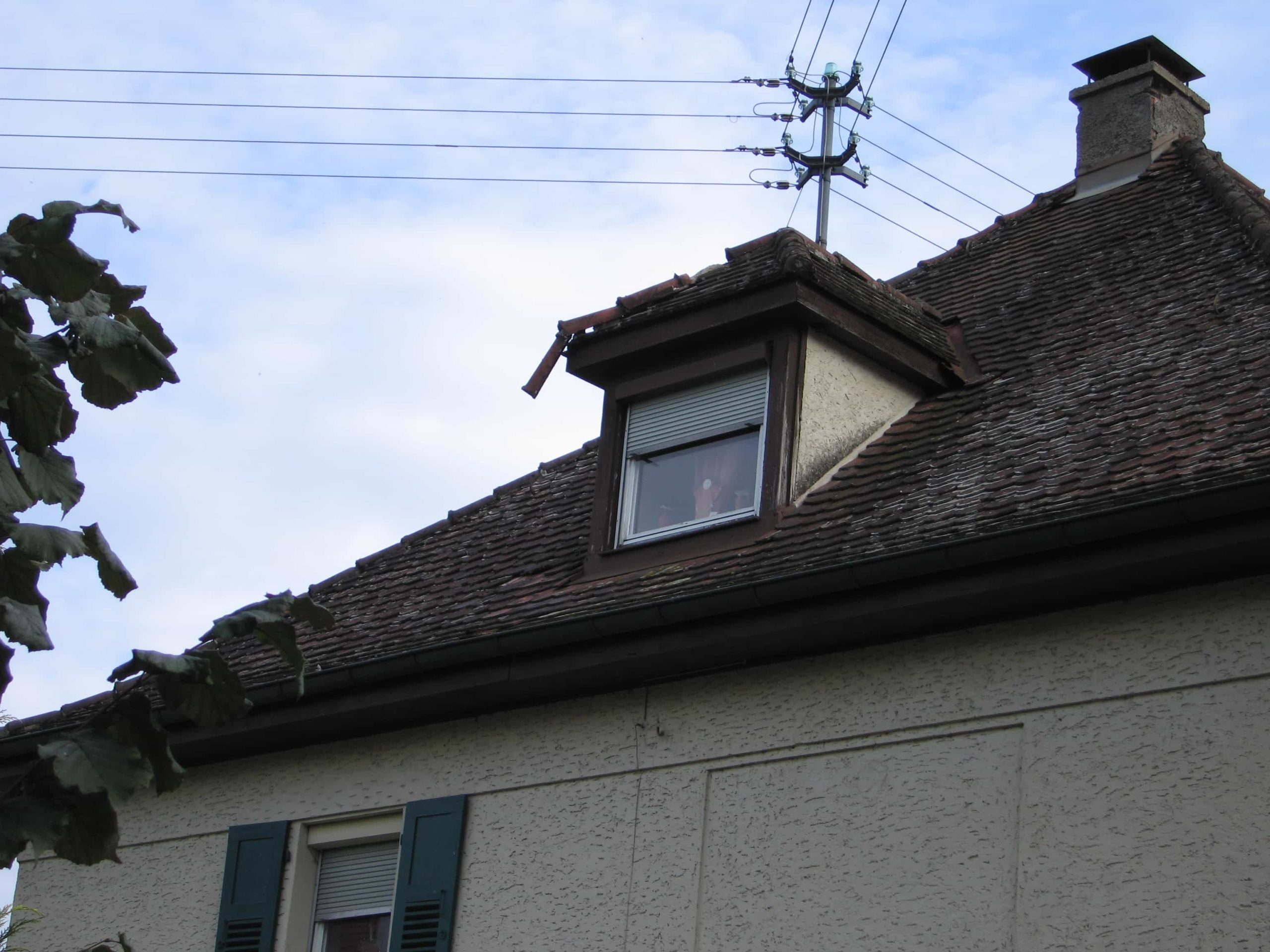 Wir sind die Profis in allen Bereichen am Dach. Bei kleinen Schäden oder undichten Stellen muss nicht gleich das ganze Dach erneuert werden.